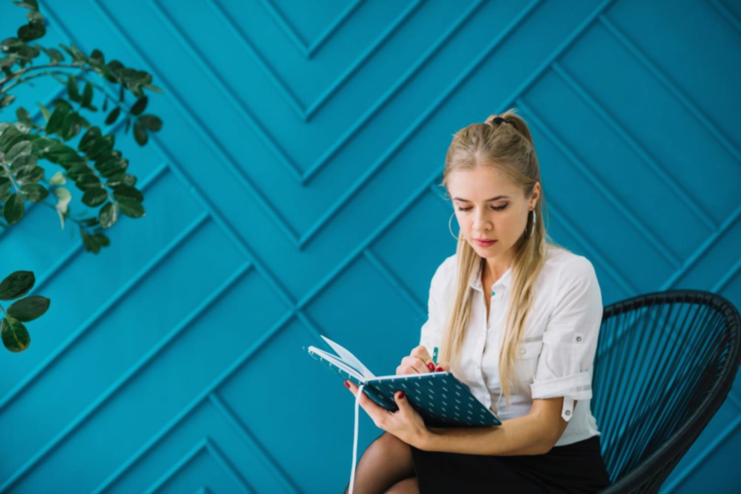 Estudiante trabajando en planificación financiera con documentos y calculadora